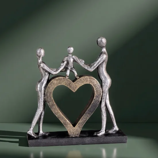 Декоративна статуетка на родители, държащи дете над голямо сърце