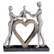 Подарък за семейство Декоративна статуетка на родители, държащи дете над голямо сърце