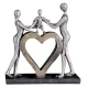 Декоративна статуетка на родители, държащи дете над голямо сърце