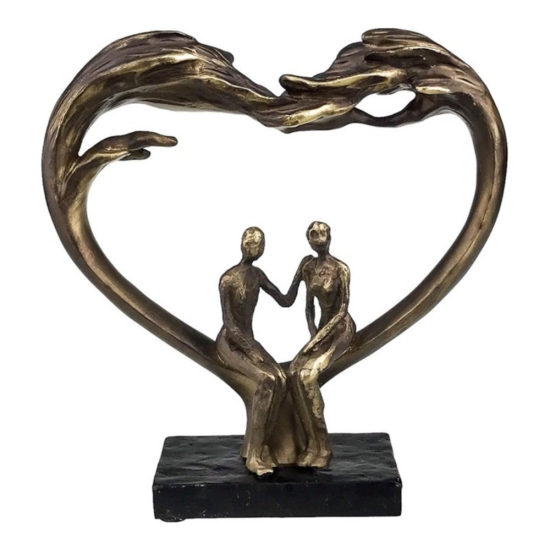 Бронзова статуетка на мъж и жена седящи в рамка сърце върху черна основа
