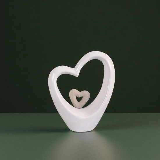 Романтична Скулптура Бяла порцеланова статуетка във формата на голямо сърце с по-малко сърце в центъра