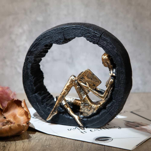 Декоративна статуетка - Четяща жена