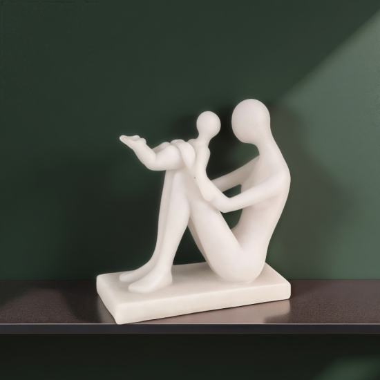 Бяла минималистична статуетка с ефект на камък, изобразяваща майка, която вдига детето си във въздуха