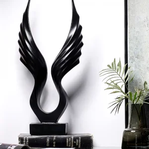 Декоративна статуетка с черни крила