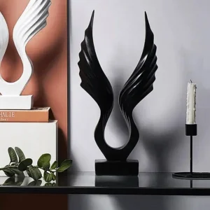 Декоративна статуетка с черни крила