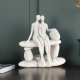 Подарък за Годишнина Бяла статуетка с каменен ефект, изобразяваща влюбена двойка, седяща прегърната на пейка