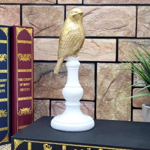 Пиленце върху постамент