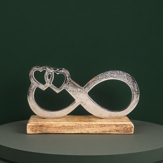 Метална статуетка във форма на знак за безкрайност, преливащ в две сърца