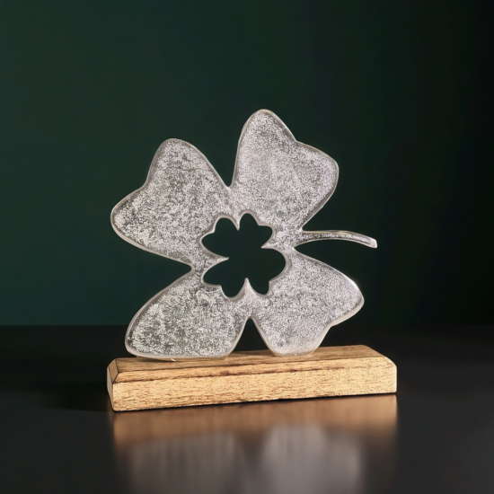 Метална статуетка във форма на четирилистна детелина върху дървена основа