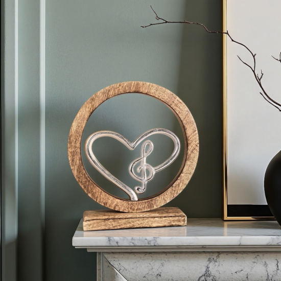 Кръгла дървена статуетка с вградено метално сърце и солов ключ