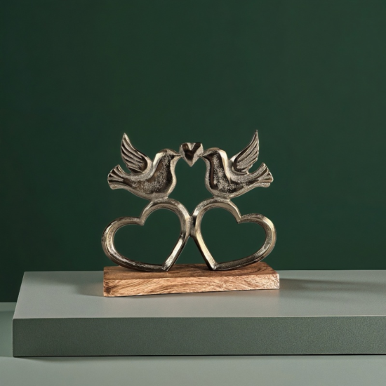 Декоративна статуетка от метал и дърво, изобразяваща две целуващи се птици