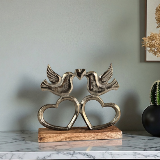 Декоративна статуетка от метал и дърво, изобразяваща две целуващи се птици