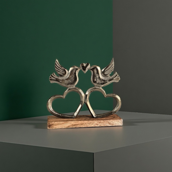 Декоративна статуетка от метал и дърво, изобразяваща две целуващи се птици