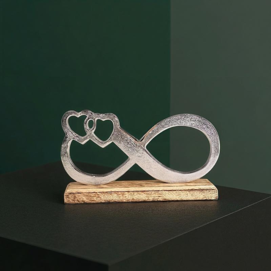 сребриста статуетка знак за безкрайност с две сърца на дървена основа