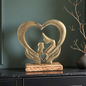 Статуетка майка и дете в сърце на дървена основа