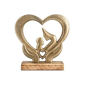 Статуетка майка и дете в сърце на дървена основа