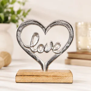 Метална статуетка сърце с надпис Love