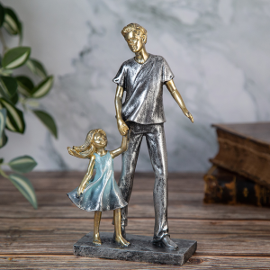 Декоративна статуетка – Баща с дъщеря 