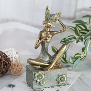 Декоративна статуетка "Жена с маска"