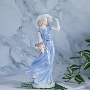 Декоративна статуетка Жена с шапка