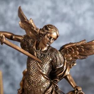 Статуетка на Архангел Михаил, побеждаващ Сатаната