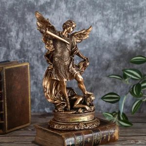 Статуетка на Архангел Михаил, побеждаващ Сатаната