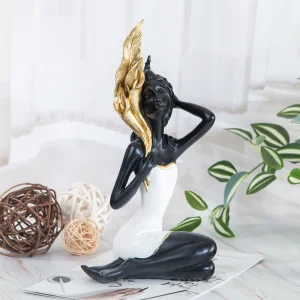 Декоративна статуетка "Африканска муза със златно перо"