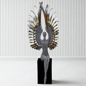 Статуетка на ангел, инкрустирана с блестящи камъчета