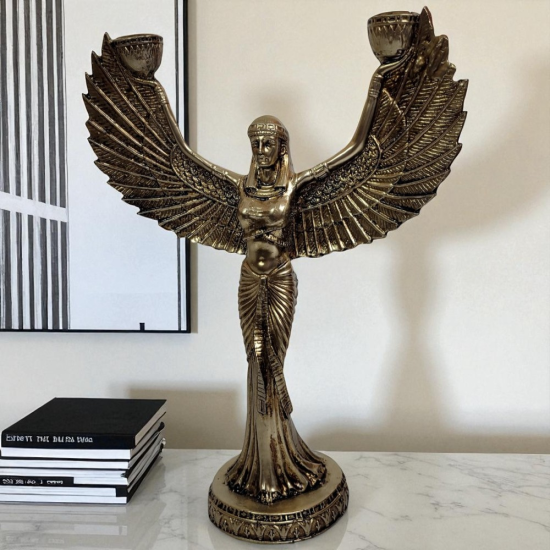 Статуетка-свещник на египетската богиня Изида с разперени крила