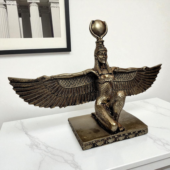 Статуетка на богиня Изида в коленичила поза с разперени крила и бронзов ефект