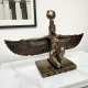 Статуетка на богиня Изида в коленичила поза с разперени крила и бронзов ефект