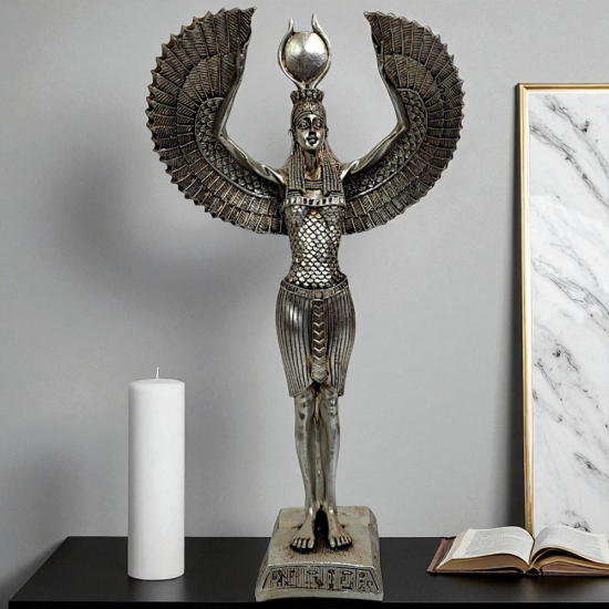 Сребърна статуетка на египетската богиня Изида с разперени крила и слънчев диск