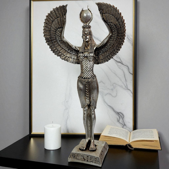 Сребърна статуетка на египетската богиня Изида с разперени крила и слънчев диск