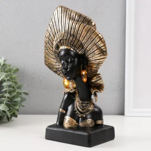 Африканска статуетка със златна корона