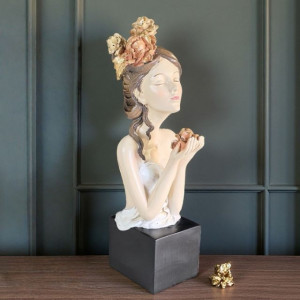 Декоративна статуетка - Момичето с цветята