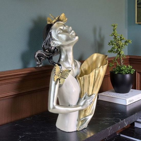 Нежна статуетка момиче със златна ваза и красиви пеперуди