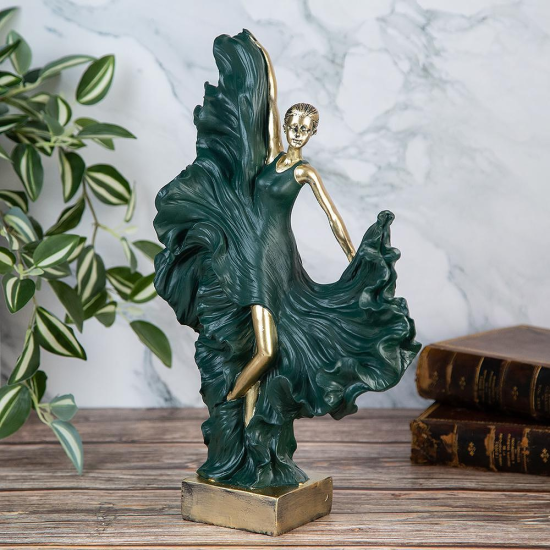 Декоративна статуетка танцьорка със зелена рокля и златни акценти