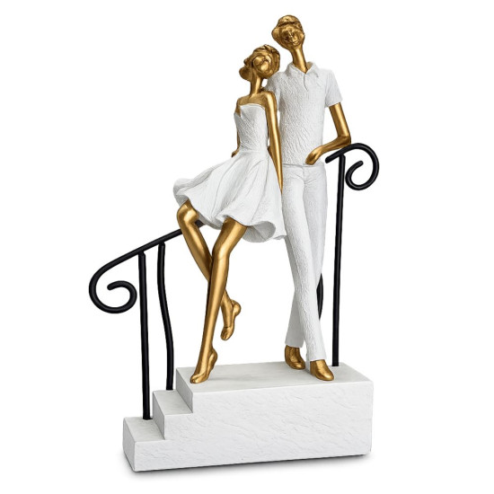 Романтична декоративна статуетка влюбена двойка на стълби