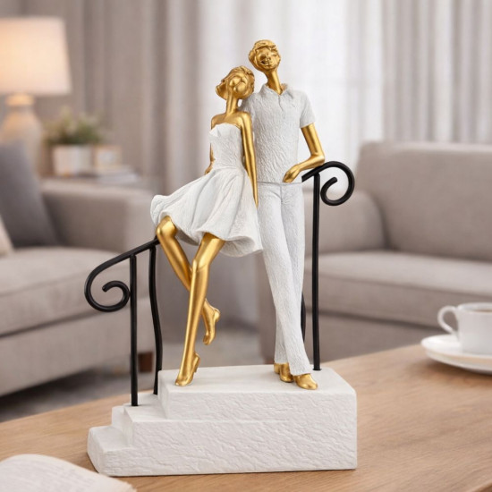 Романтична декоративна статуетка влюбена двойка на стълби