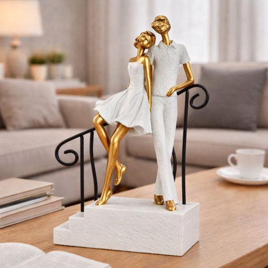 Романтична декоративна статуетка влюбена двойка на стълби