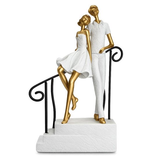 Романтична декоративна статуетка влюбена двойка на стълби