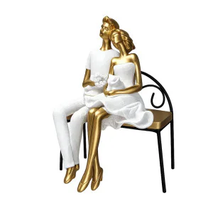 Декоративна статуетка влюбена двойка на пейка 21 см