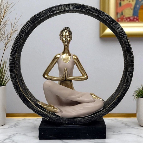 Статуетка на жена в йога поза с ръце пред гърдите в декоративен черен кръг