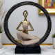 Статуетка на жена в йога поза с ръце пред гърдите в декоративен черен кръг