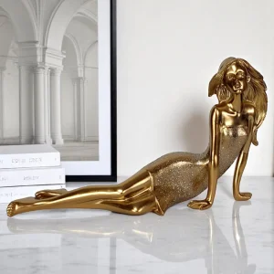 Златна декоративна скулптура – легнала женска фигура с изискан дизайн