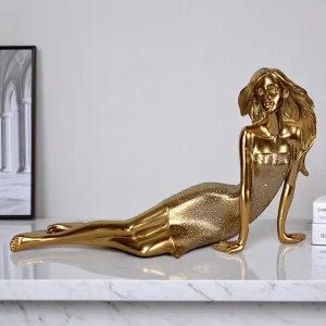 Златна декоративна скулптура – легнала женска фигура с изискан дизайн