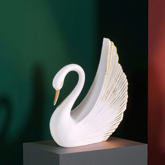 Нежна статуетка бял лебед със златен клюн и пера