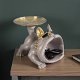 Сива статуетка на френски булдог с широко отворена уста за съхранение и златен поднос на опашката