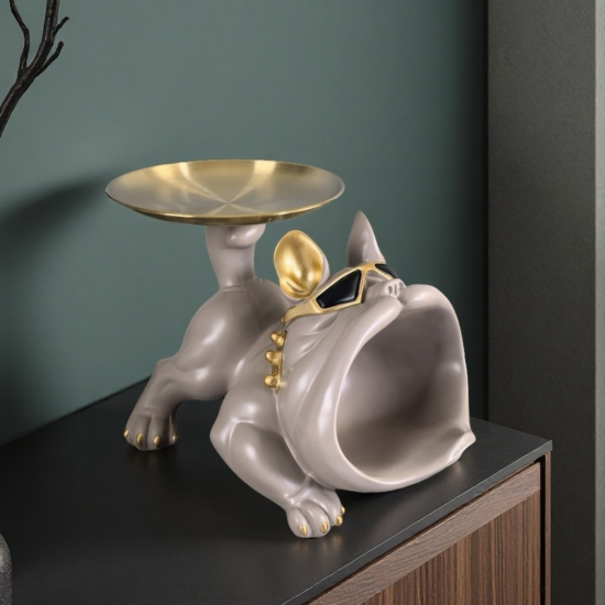 Сива статуетка на френски булдог с широко отворена уста за съхранение и златен поднос на опашката