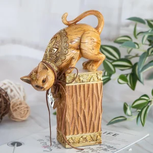 Декоративна статуетка "Любопитна котка"